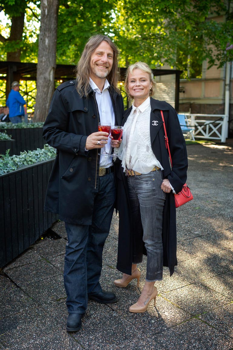Jone Nikula ja Hanna Karttunen Kaivohuoneen terassiavajaisissa.