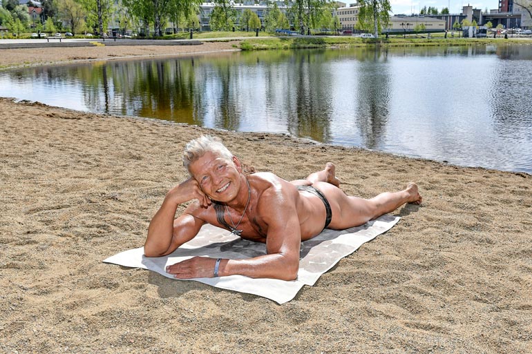 Karate-Mauri hölvää itsensä oliiviöljyllä ennen auringonottoa. – Kerran Espanjassa olen palanut, kun käytin oikeaa aurinkorasvaa.