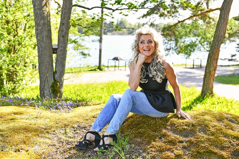 – Yritän vain elää päivän kerrallaan, enkä ajattele kauheasti eteenpäin. Elämä menee, miten menee, ja sillä siisti!