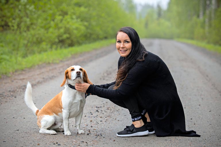 Saijan on oltava varovainen lenkittäessään vanhempiensa Vili-koiraa, sillä Pohjois-Karjalan perämetsissä liikkuu kosolti susia.