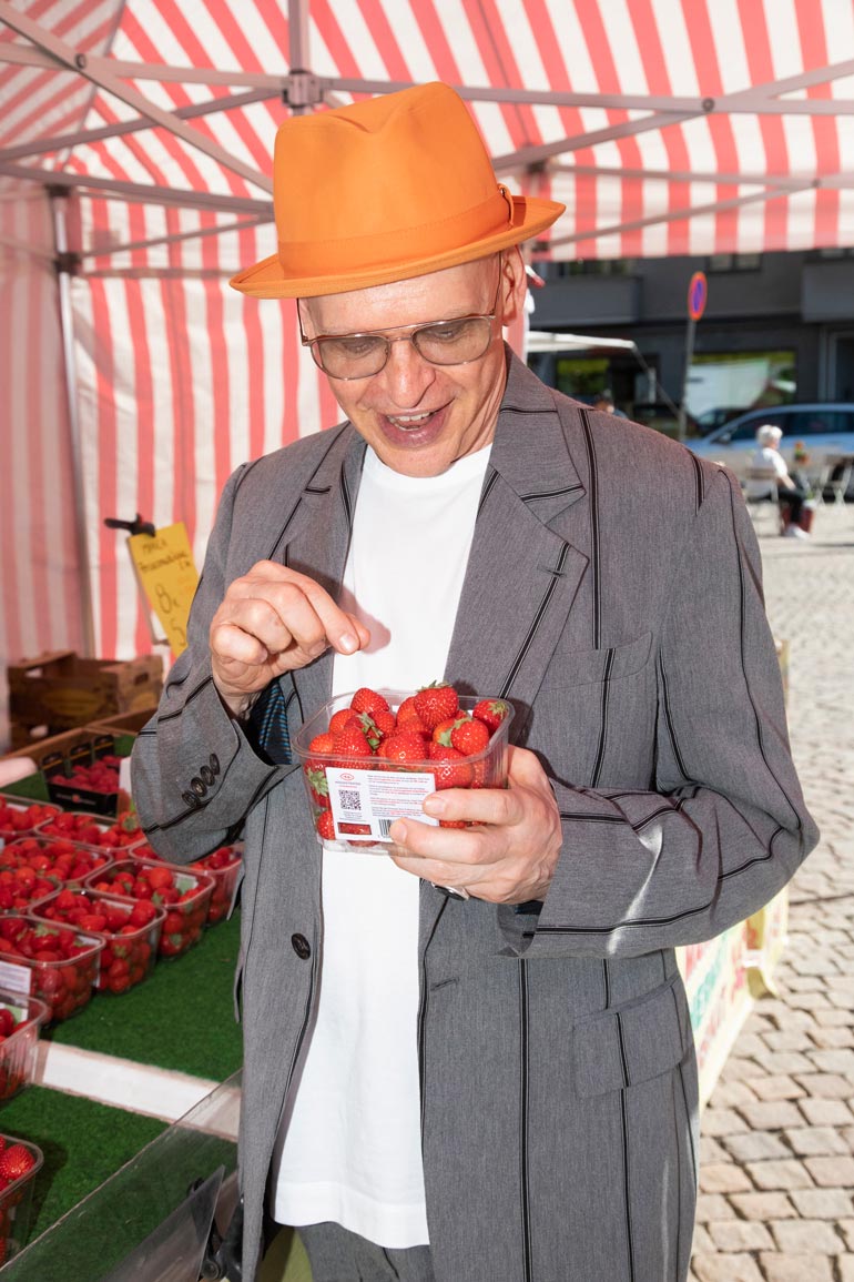 Jorma on tuttu näky Töölöntorilla kahvilla ja ostamassa marjoja.