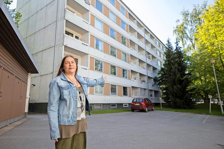 – Parvekkeelta tippuminen ja toisen ihmisen puukottaminen olivat käännekohdat elämässäni. Hämeenlinnan naisvankilassa tulin uskoon, ja se muutti elämäni.