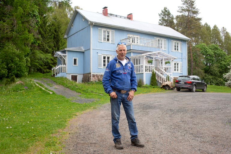 Kari Vepsän keikkatauko on pitänyt miehen visusti kotona Karkkilassa. Tylsiä hetkiä ei kuitenkaan tule, siitä pitävät huolen vaimo ja hevoset.