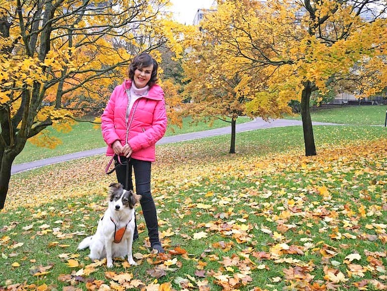 Paula ulkoiluttaa usein myös assistenttinsa Siru-koiraa.
