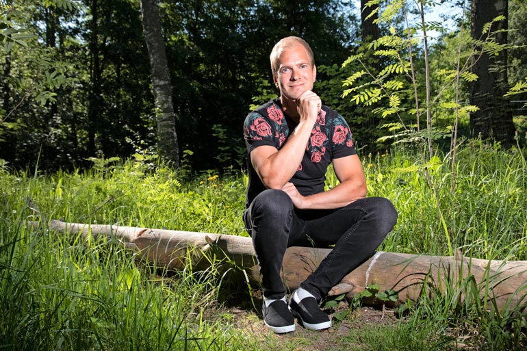 Laulaja otti itseään niskasta kiinni ja haki apua juomiseen terapiasta.
