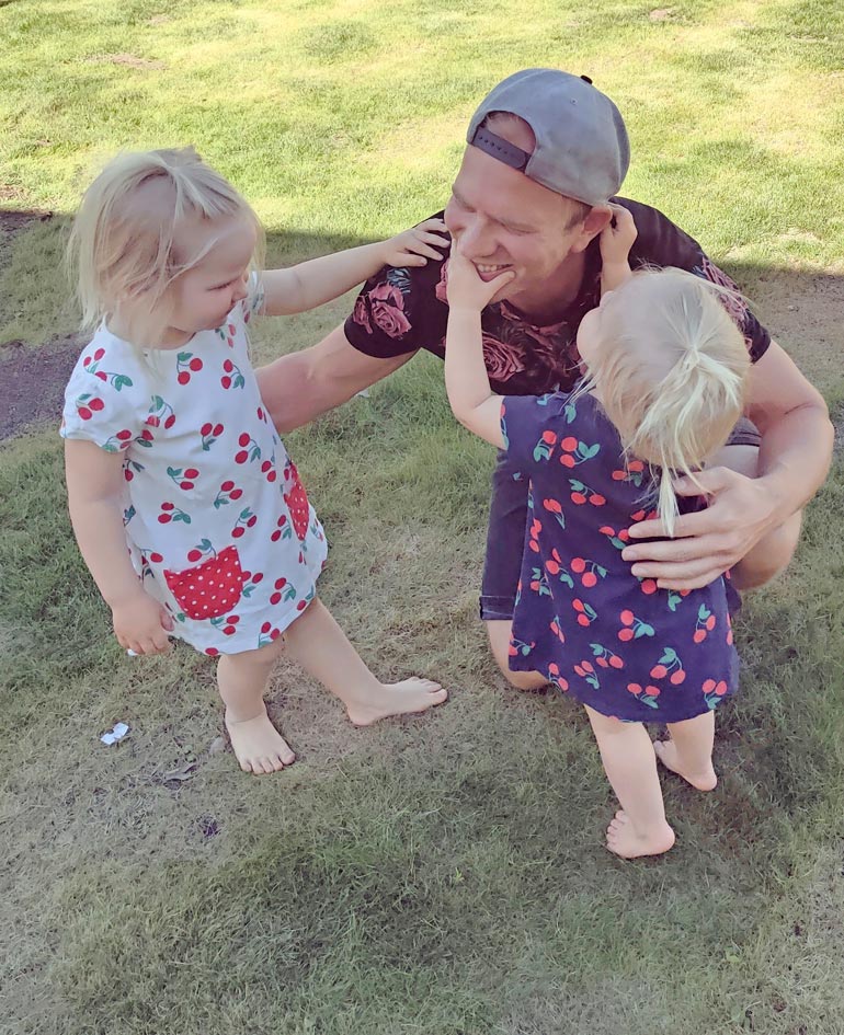 Mikon tyttäret Emelia, 3 (vas.) ja Mimosa, 2, ovat isänsä silmäteriä.