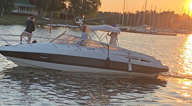Renny toi näyttävän veneensä tankille Haminaan ilta-auringon viime kajossa.
