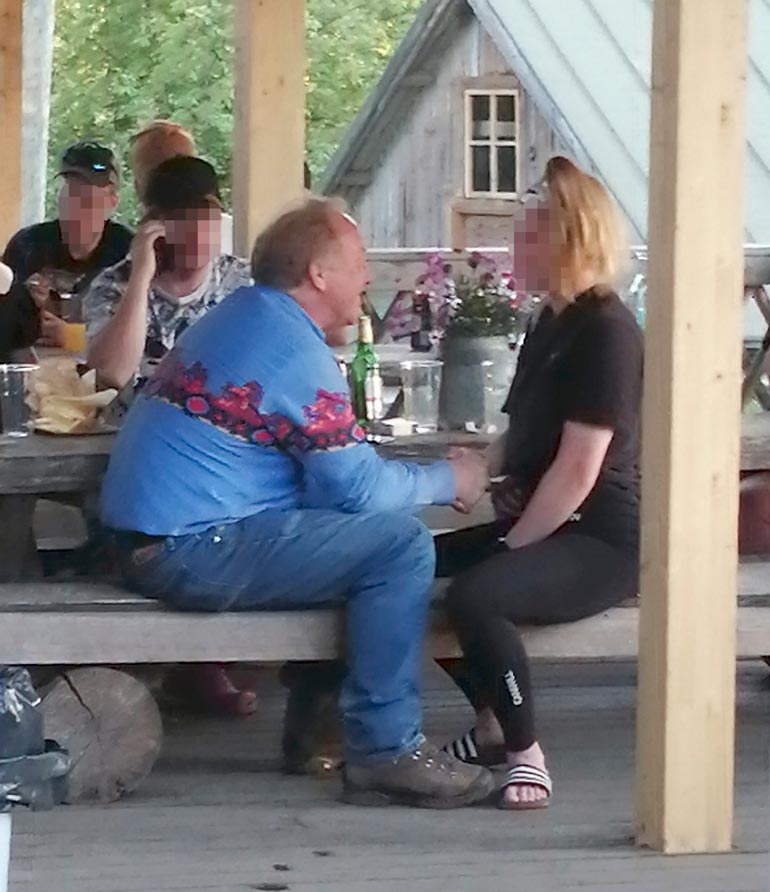 Lomalla oleva Teuvo on nähty Viitasaarella naisseurassa.