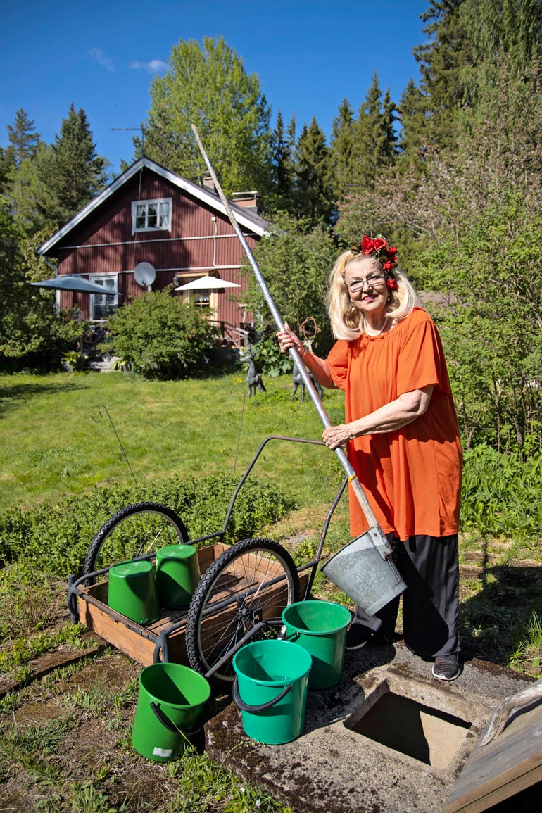 Mökkiin ei tule juoksevaa vettä, joten vedet on haettava kaivosta maitokärryillä. – Sen verran helpotusta uusi keittiöni toi, että voin laskea tiskivedet viemäriin.