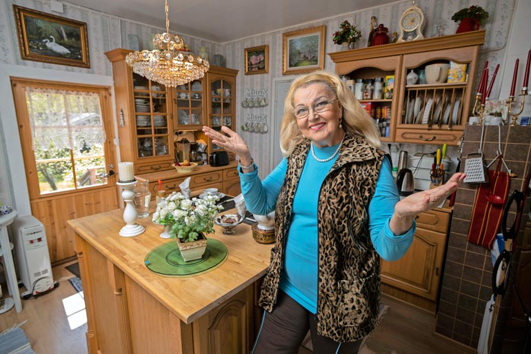 Virpi on tyytyväinen remontoimaansa mökkikeittiöön. – Oli yllätys, etten saanut työmiehille maksamiani palkkioita verotukseen kotitalalousvähennyksiin, sillä eläkkeeni on siihen liian pieni. Onneksi tein melkein kaikki remonttityöt itse.