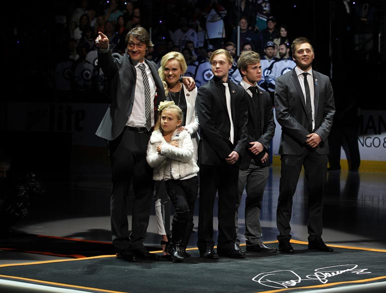Ura päättyi vuonna 2014, ja tammikuussa 2015Teemu otti koko perheensä mukaan jäälle yleisöä tervehtimään, kun Mighty Ducks kunnioitti entistä pistegeneraattoriaan Teemu Tribute Night -tapahtumalla.