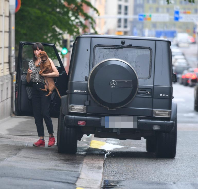 Perillä Maria nousi autosta koiran ja lapsien kanssa. Pieni kertaus liikennesäännöistä ei olisi lainkaan pahitteeksi.