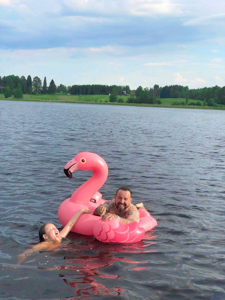 Esko on espanjankielisessä koulussa opiskelevalle Victoria-tyttärelleen "papi".