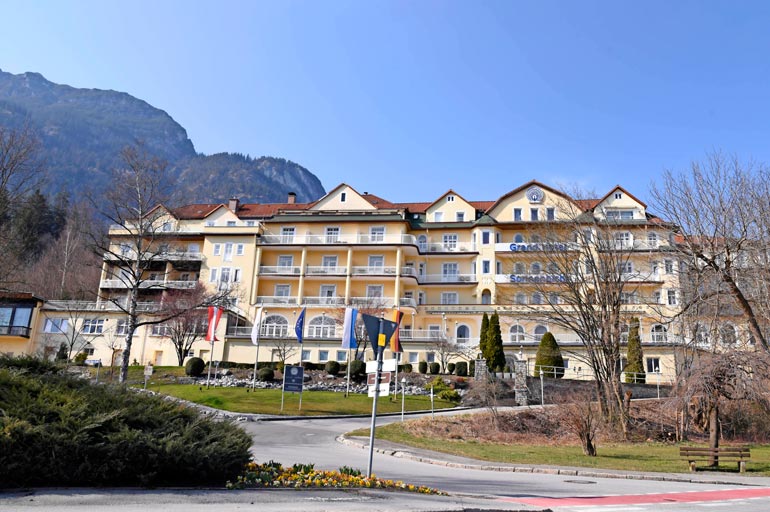 Tässä hotellissa Garmisch-Partenkirchenissä Rama pitää majaa hoviväkensä kanssa. Yllättävää on, että hotellilla on ”vain” neljä tähteä.