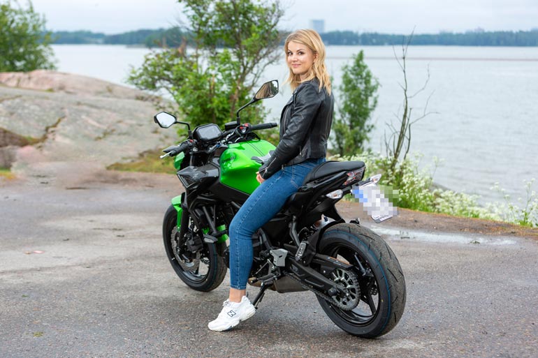 Janni on pyöränsä selässä tarkkana liikenteessä. – Ajattelen aina, että lähtökohtaisesti autoilija ei huomaa minua.