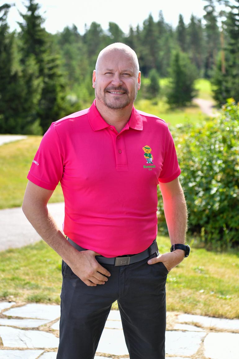 Janne Virtanen on nähty useita kertoja läheisissä tunnelmissa vaalea- hiuksisen naisen kanssa.