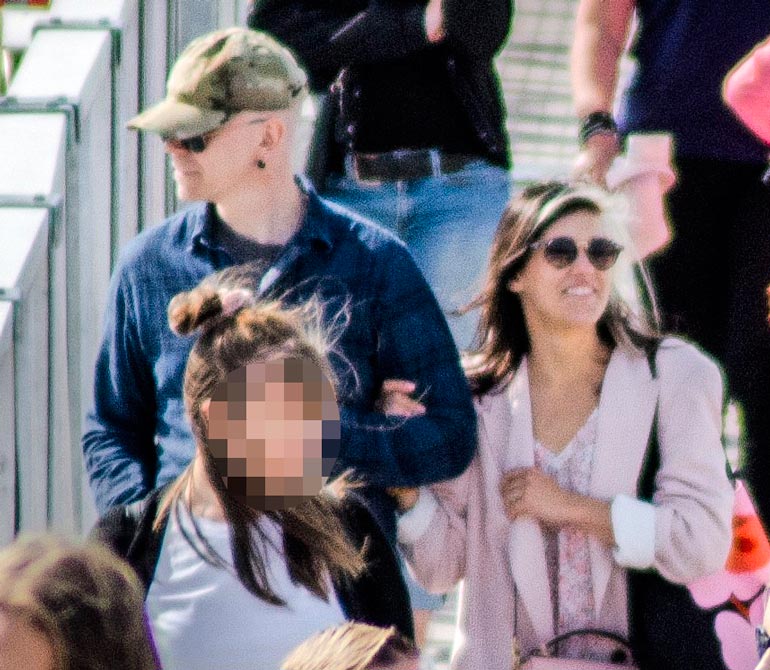 Kaksikon katseet pysyivat Seiskan lukijan mukaan visusti poissa kamerasta sen jälkeen, kun he huomasivat että heitä kuvataan.