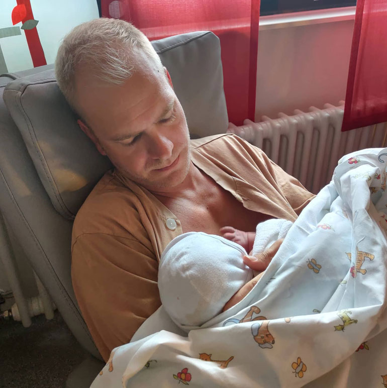 Tässä tuore kuva Mikosta ja perheen kolmannesta tyttärestä.