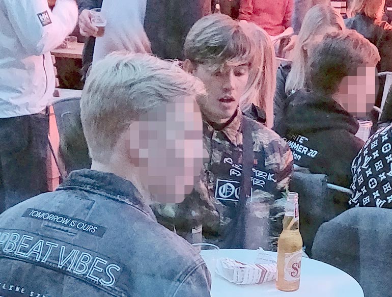 Poppari viihtyi bilettäen kotikaupunkinsa Turun yössä.