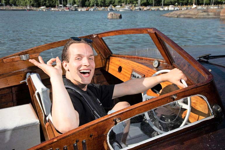 Valtteri ottaa varovasti vesillä, jottei haavereita pääse sattumaan.