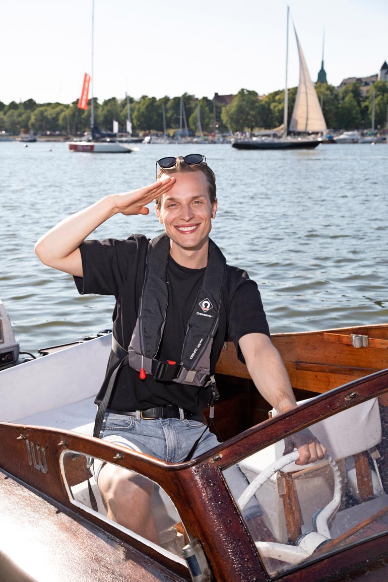 Vene on Valtterin uusi näyttämö. – Esittäydyn nyt täällä rannoilla, kun en teatterilavoille päässyt!