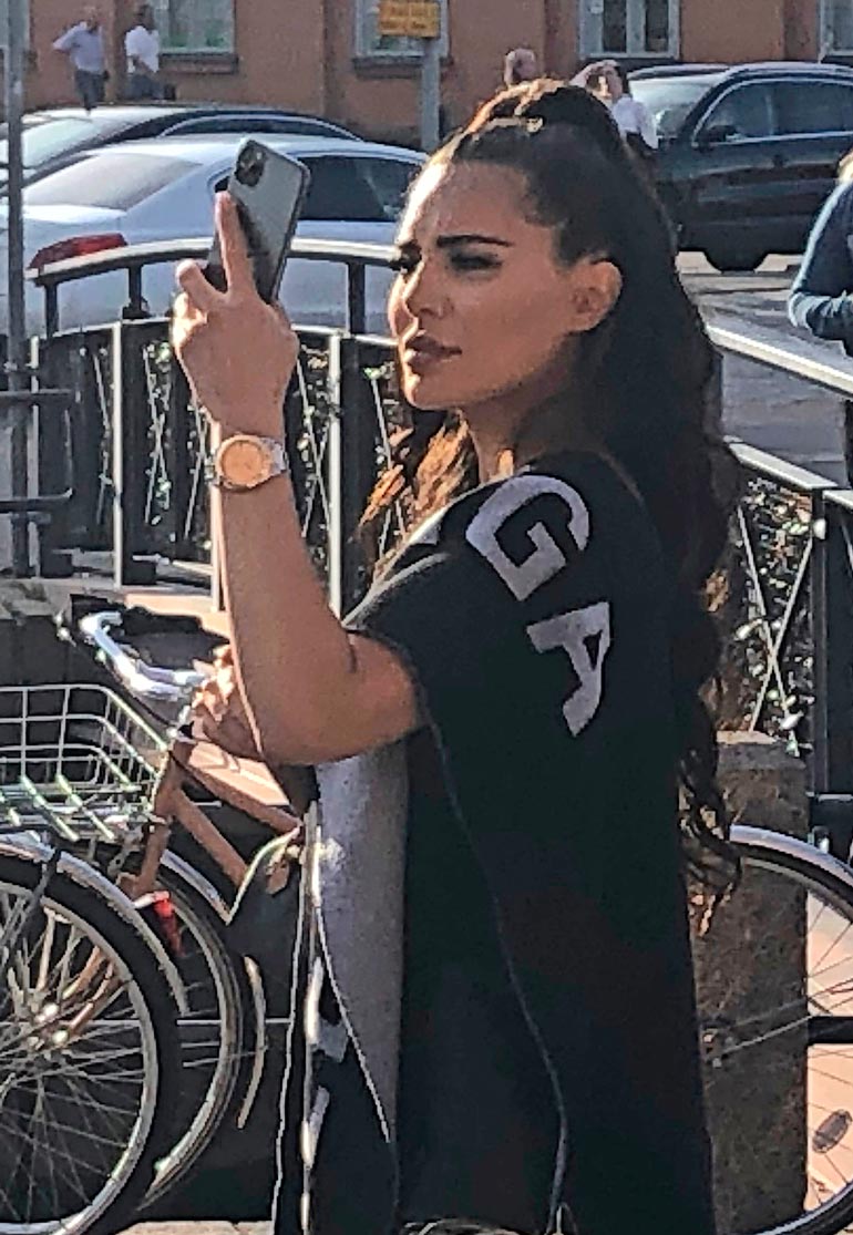 Sofia Belórf ilmestyi Martinan kanssa samoihin bileisiin viime viikonloppuna.