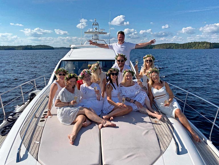 Koko polttariseurue kannella: Jutta Larm, Heidi, Aleksandra Kantola, Niina Kuhta, Nora Vuorio, Linda Ahonen, Terhi ja Jaana Villanen sekä Petri Voutilainen. Sunnevan lapsuudenystävät Heidi ja Terhi ovat hänen kaasoinaan.