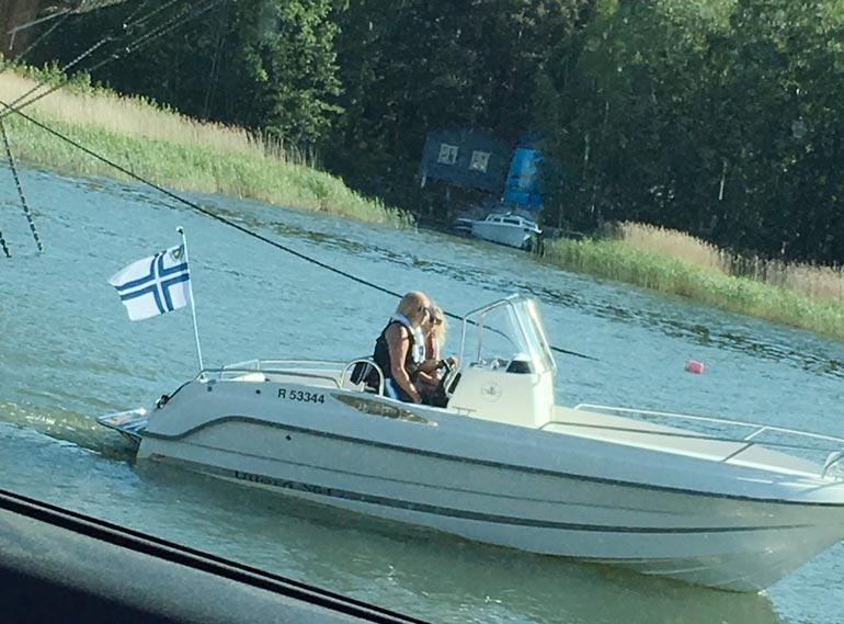 Seiskan lukija bongasi Dannyn ja nuoren ylioppilaan veneilemästä kesäkuun alussa Poroholman leirintäalueen edustalta.