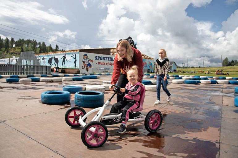 Jaana sai lähes kaikki perheenjäsenensä mukaan PuuhaPark-päivään.