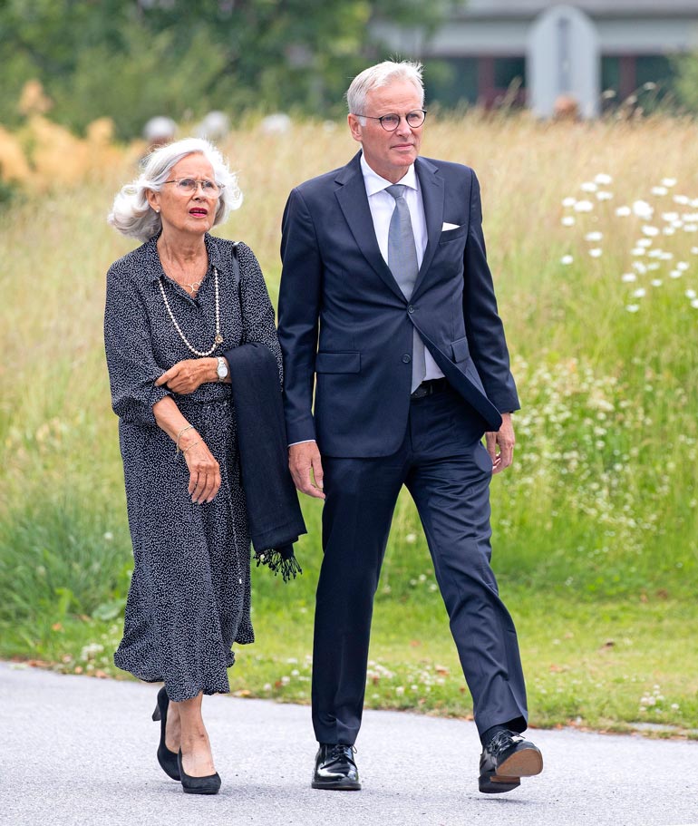 Mette-Maritin Per-veli oli Marit-äitinsä tukena hautajaisissa.