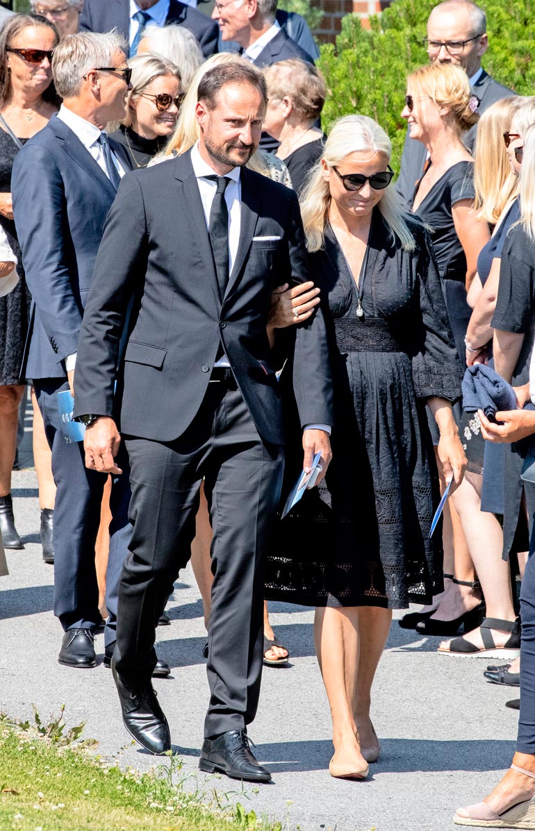 Haakonin käsipuolessa kulkenut Mette-Marit suri toisen isäpuolensa kuolemaa.
