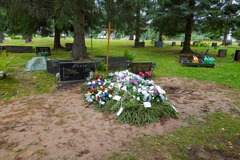 Lauri sai viimeisen leposijansa sukuhaudasta isänsä Riku Marinin vierestä.