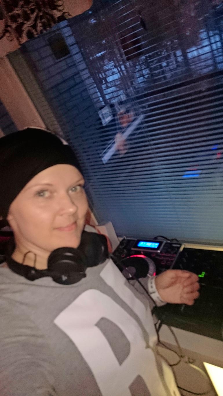 Sini teki ensimmäisen keikkansa kesken hoitojakson pipo päässään.