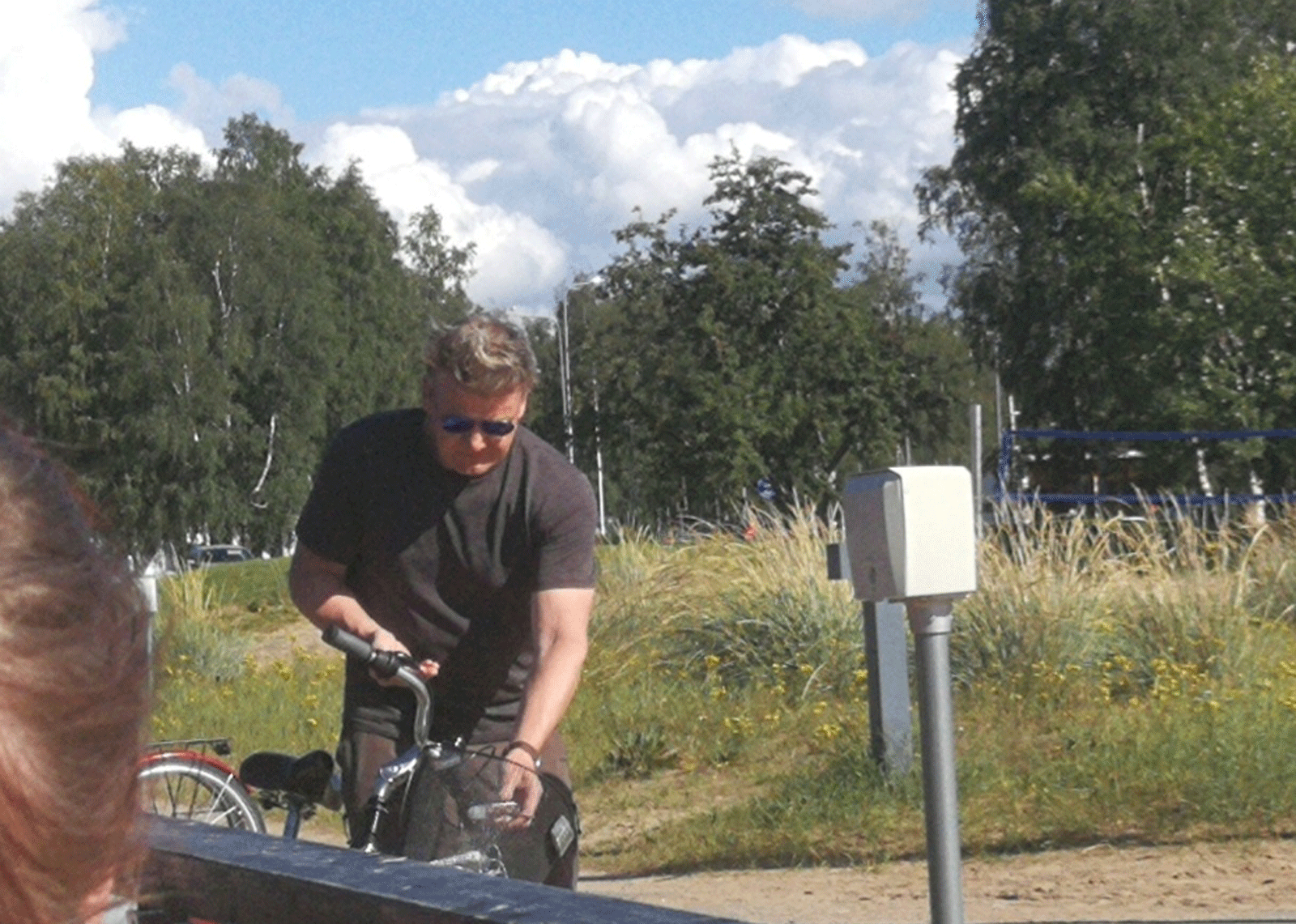 Gordon oli leppoisasti polkupyörällä liikenteessä.