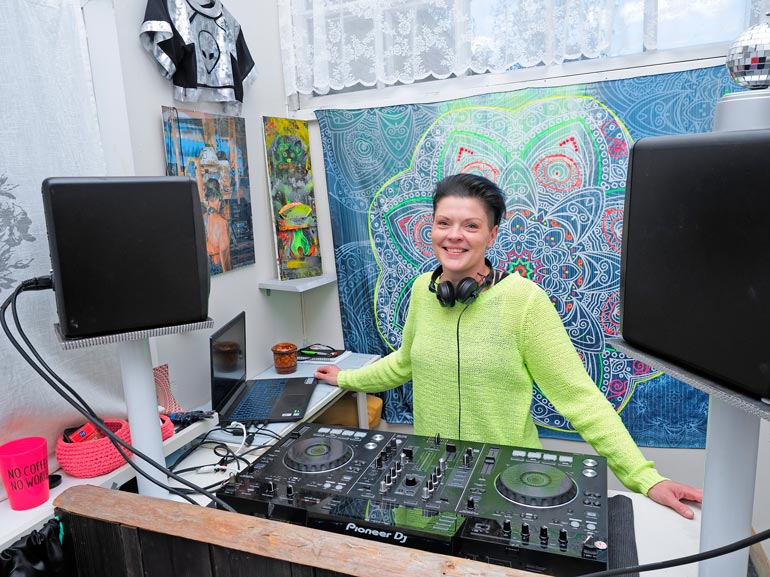 Sinillä on dj-studio Varkauden Wanhalla Asemalla. – Täällä voi soitella vaikka koko yön, jos mieli tekee!