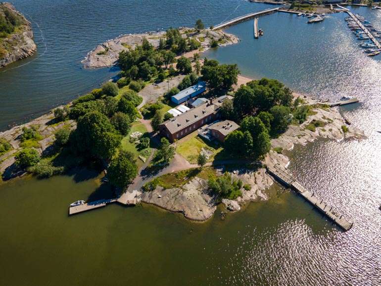 Kaivopuiston edustalla sijaitseva Uunisaari on monelle helsinkiläiselle ympärivuotinen ulkoilukohde.