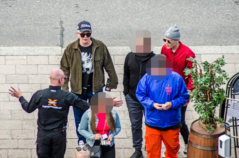 Tubetähdet suuntasivat keikka-alueelle hyvissä ajoin, mutta matkaan tuli pieni hidaste.