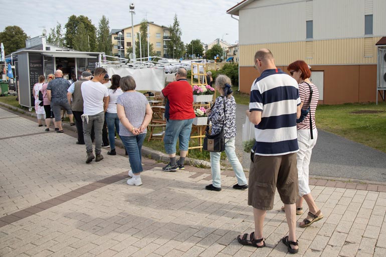 Monet asiakkaat haluavat päivittäin ottaa yhteiskuvan Villen kanssa. – Kaiketi julkisuudella on joku yhteys hatsapurin myyntiin.