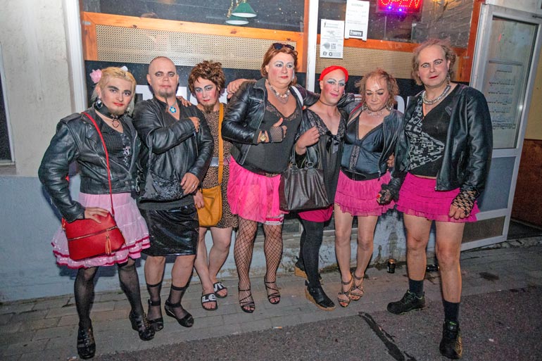 Kuusi karvaista kaunokkia – ja tuomari. Voittaja oli vaikea valita.