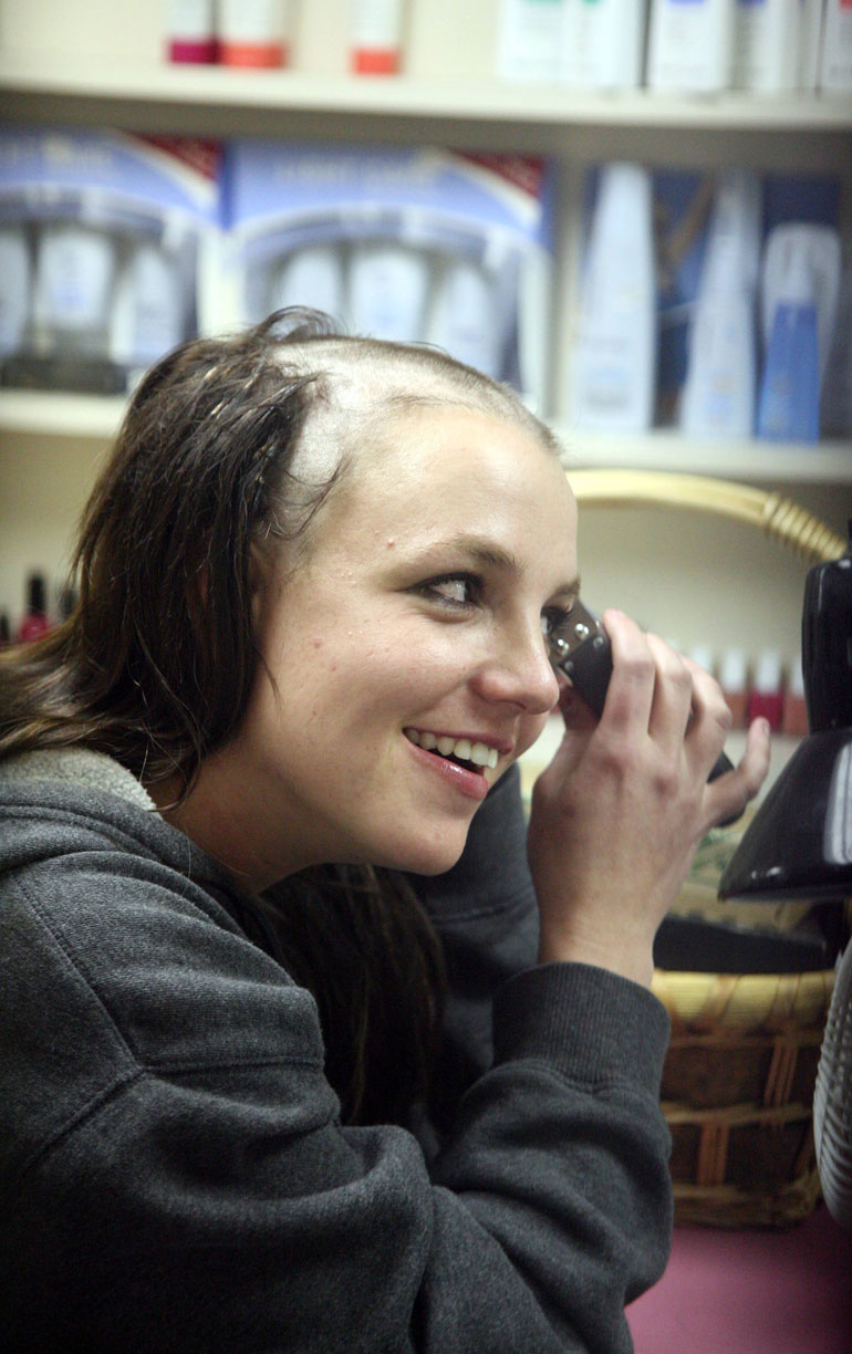 Britney spears ajaa tukkansa