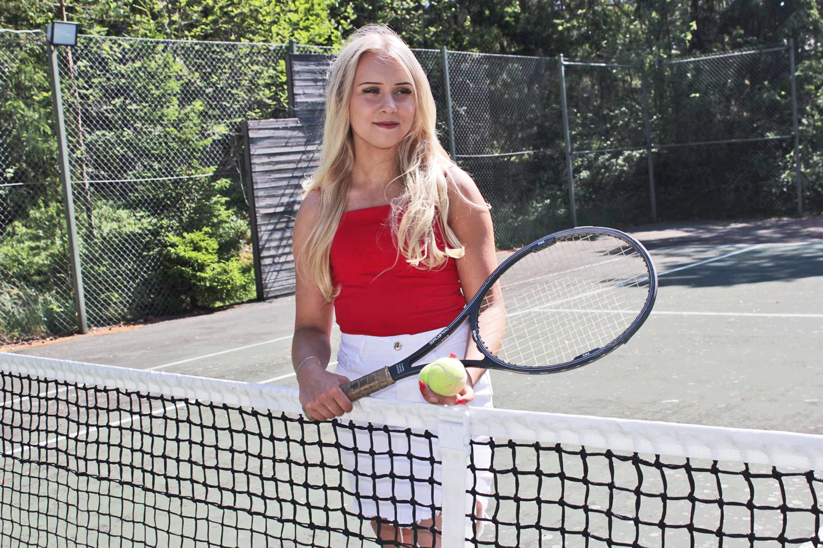 Kiltti Helmi suostui poseeraamaan Dannyn vanhalle ystävälle myös tennisvermeissä.