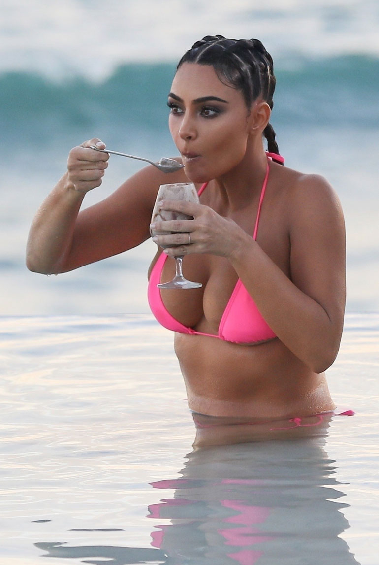 Kim Kardashian West bikineissä