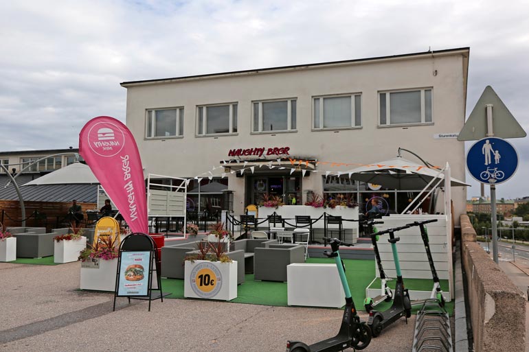 Naughty BRGR -ketjun uusin ravintola avattiin toukokuussa Helsingin Vallilaan. Ravintolan edustalla komeilee 60-paikkainen terassi.