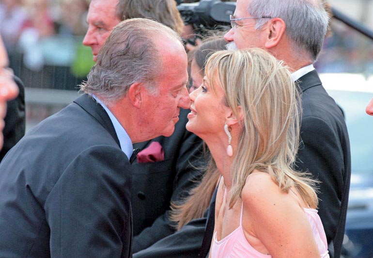 Juan Carlos asui avoimesti rakastajattarensa Corinnan kanssa, mutta espanjalaismedia ei halunnut tai pystynyt kertomaan asiasta.
