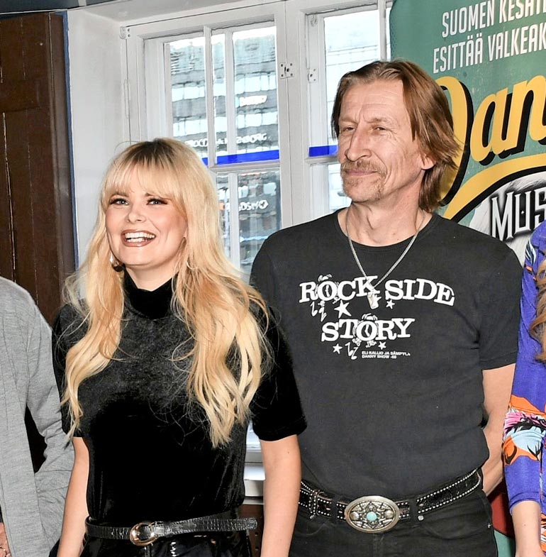 Erika ja Ilkka esiintyivät nauravaisina rinta rinnan Danny-musikaalin tiedotustilaisuudessa syksyllä 2018.