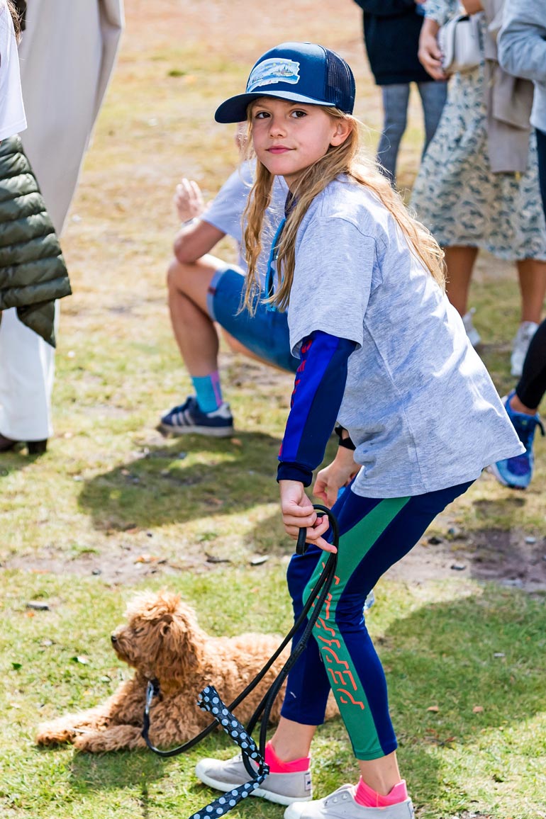 Äitinsä näköinen prinsessa Estelle nautti saadessaan leikkiä Rio-koiran kanssa. Estelle on luonteeltaan villi ja itsevarma.