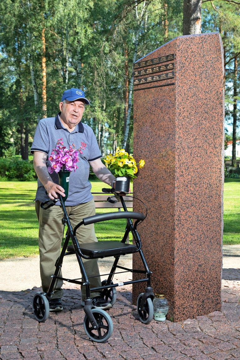 – Vaimon hautapaikka on noin kilometrin päässä kotoa. Olen tuonut lyhdyn ja tekokukkia, ettei jatkuvasti tarvitse käydä, kun kulku on hankalaa.