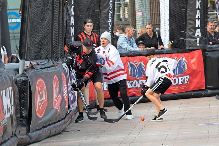 JVG:n VilleGalle ei pelännyt kontaktia, kun tunnetut suomalaiset ottivat yhteen Street Hockey -tapahtumassa.