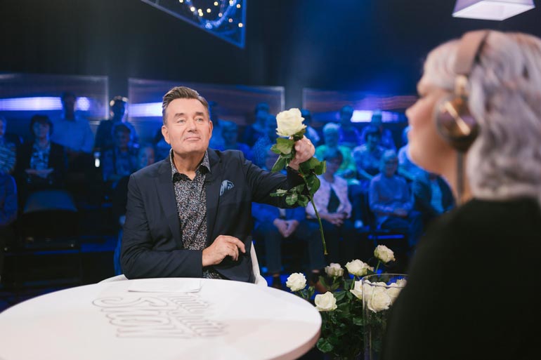 Lokakuussa jatkuvan Tuttu Juttu Show’n juontaminen on tuntunut Timosta äärimmäisen hauskalta. – Menen aina innolla studioon ja nautin täysin rinnoin.