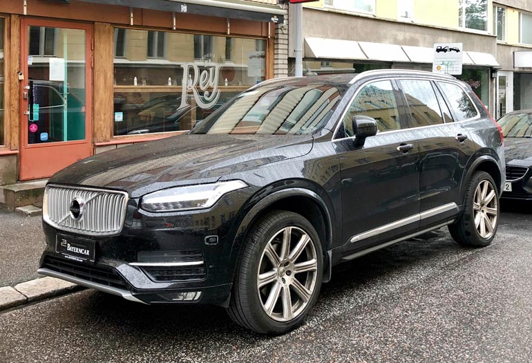 Duudsonit-Jukka on käynyt myös autokaupoilla. Hän kurvailee Saksasta tuodulla komealla Volvo XC90 -ökymaasturilla.